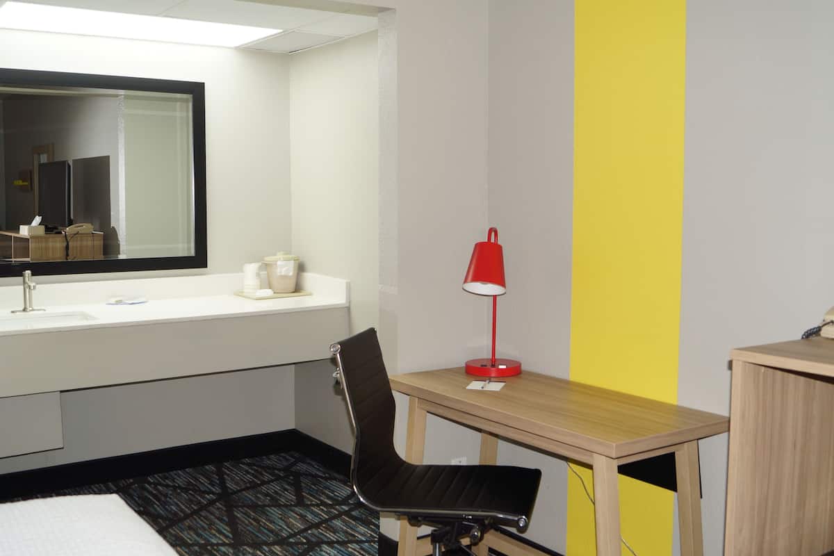 room, 2 queen beds, non smoking | bathroom | combined shower/bathtub, free toiletries, hair dryer, towels