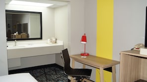 Quarto, 2 camas Queen, para não fumantes | Banheiro | Chuveiro/banheira combinados, produtos de toalete grátis