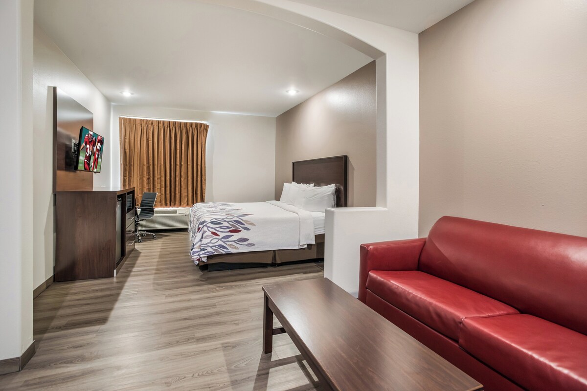 Suite, 1 King Bed with Sofa bed, Non Smoking | Free WiFi, bed sheets