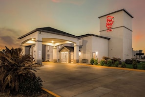 A Red Roof Inn with a two-story structure, a covered entrance, and a parking lot. - Red Roof Inn & Suites Lake Charles (Lake Charles)