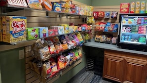 Pasillo con diferentes snacks y cereales envasados.