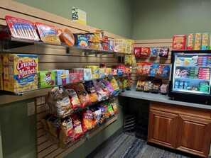 Pasillo con diferentes snacks y cereales envasados.
