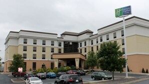 A Holiday Inn Express & Suites building with a parking lot full of cars. - Holiday Inn Express Hotel & Suites Harrisburg West by IHG (Mechanicsburg)