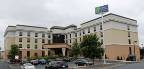 A Holiday Inn Express & Suites building with a parking lot full of cars. - Holiday Inn Express Hotel & Suites Harrisburg West by IHG (Mechanicsburg)