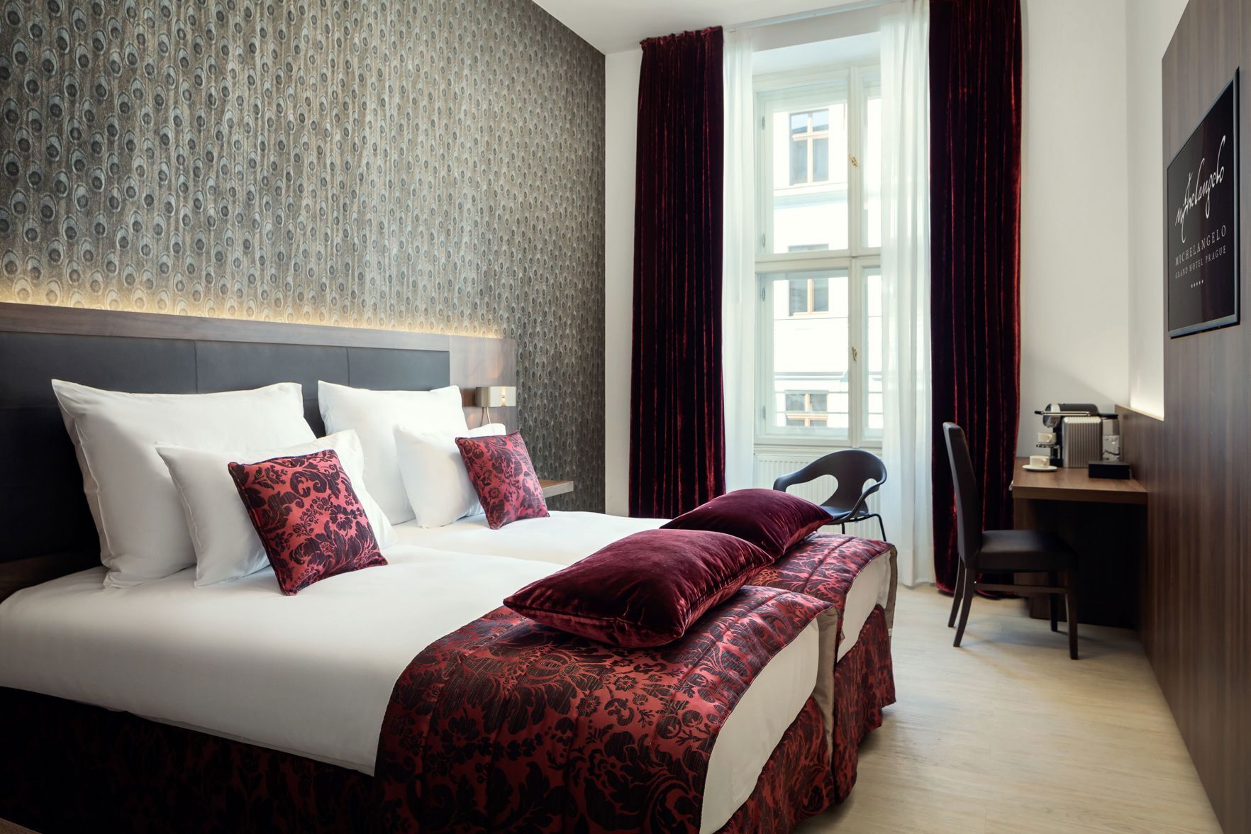 Hochwertige Bettwaren, Betten mit Memory-Foam-Matratzen, Minibar