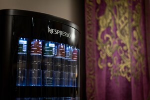 Máquina de café Nespresso com vários pão de café.