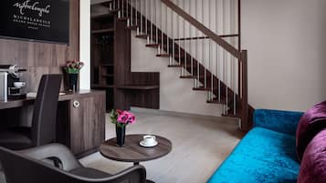 Phòng Suite (Two floors) | Khu phòng khách | TV 50-cm có truyền hình vệ tinh