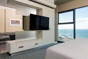Junior-Suite, Meerblick | Allergikerbettwaren, Minibar, Zimmersafe, Schreibtisch