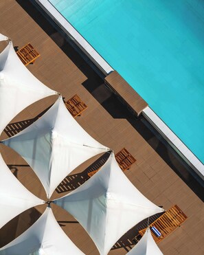 Outdoor pool, pool loungers - Radisson Blu Hotel, Port Elizabeth (Gqeberha (Port Elizabeth))