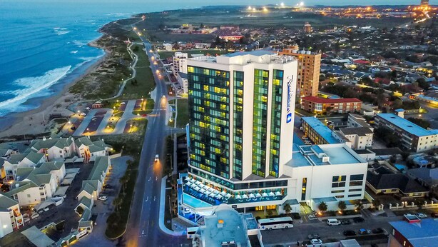 Un hôtel au design moderne, situé près d’une plage avec vue sur l’océan.