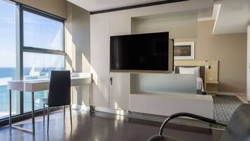 Suite junior, vistas al mar | 1 dormitorio, ropa de cama hipoalergénica, minibar y caja fuerte