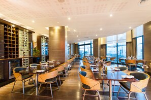 Déjeuner, dîner et souper servis sur place