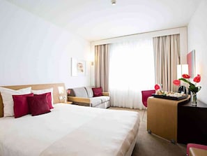 Habitación superior, 1 cama de matrimonio grande con sofá cama | Ropa de cama de alta calidad, minibar, caja fuerte y escritorio