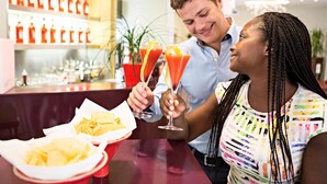 A bar area with a counter, bottles of beverages, and a basket of chips. - Hotel Novotel Salerno Est Arechi (Salerno)