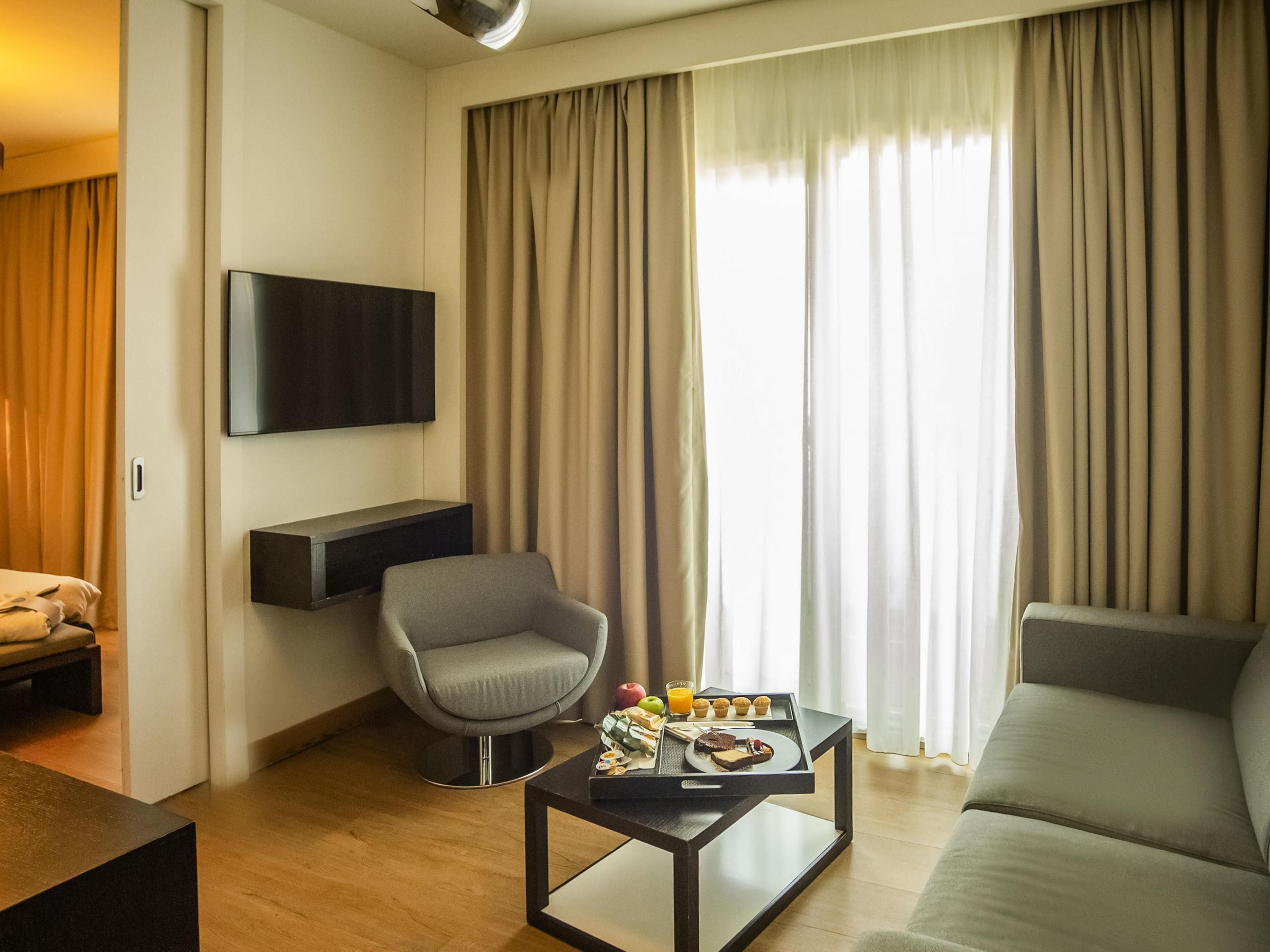 B ộ đồ giường cao cấp, minibar, két bảo mật tại phòng, bàn 