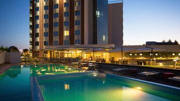 Seasonal outdoor pool