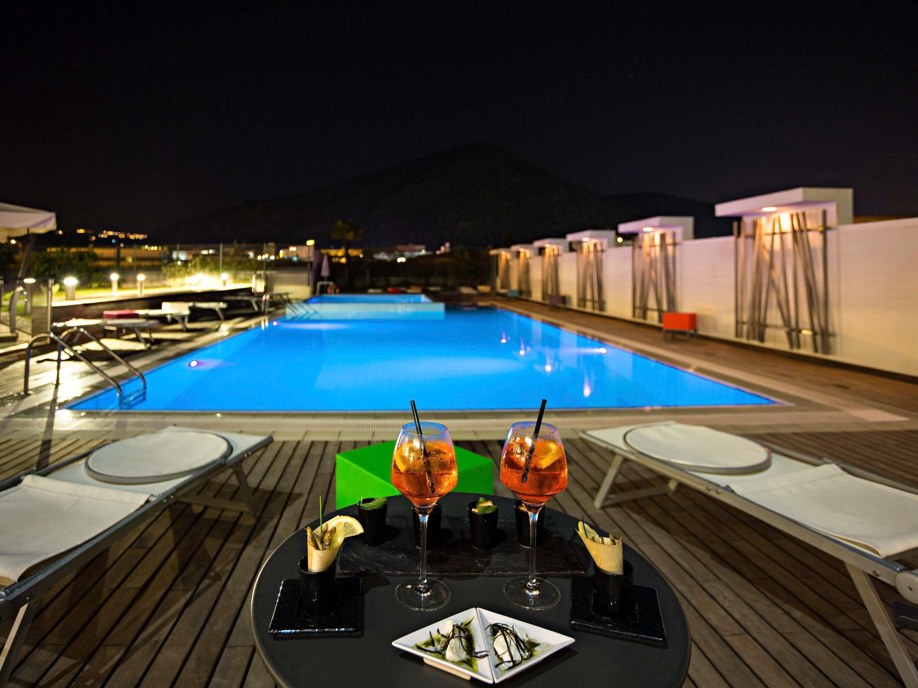 Una piscina al aire libre de temporada