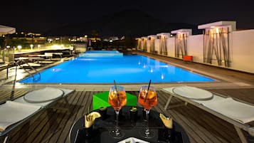 Una piscina al aire libre de temporada