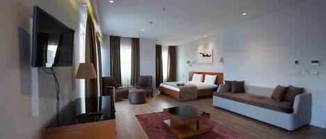 King Suite with Balcony | Hochwertige Bettwaren, Daunenbettdecken, Select-Comfort-Betten, Minibar