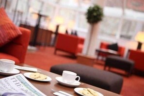 Melayani sarapan, makan siang, makan malam; dengan pemandangan taman