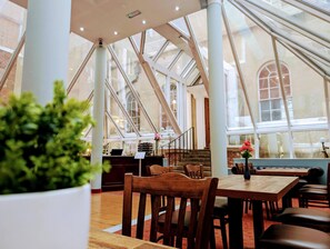 Breakfast, lunch served; local and international cuisine, garden views  - Hitchin Priory (Hitchin)