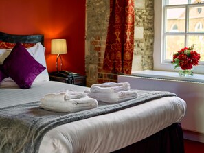 Individually decorated, individually furnished, desk, blackout drapes - Hitchin Priory (Hitchin)