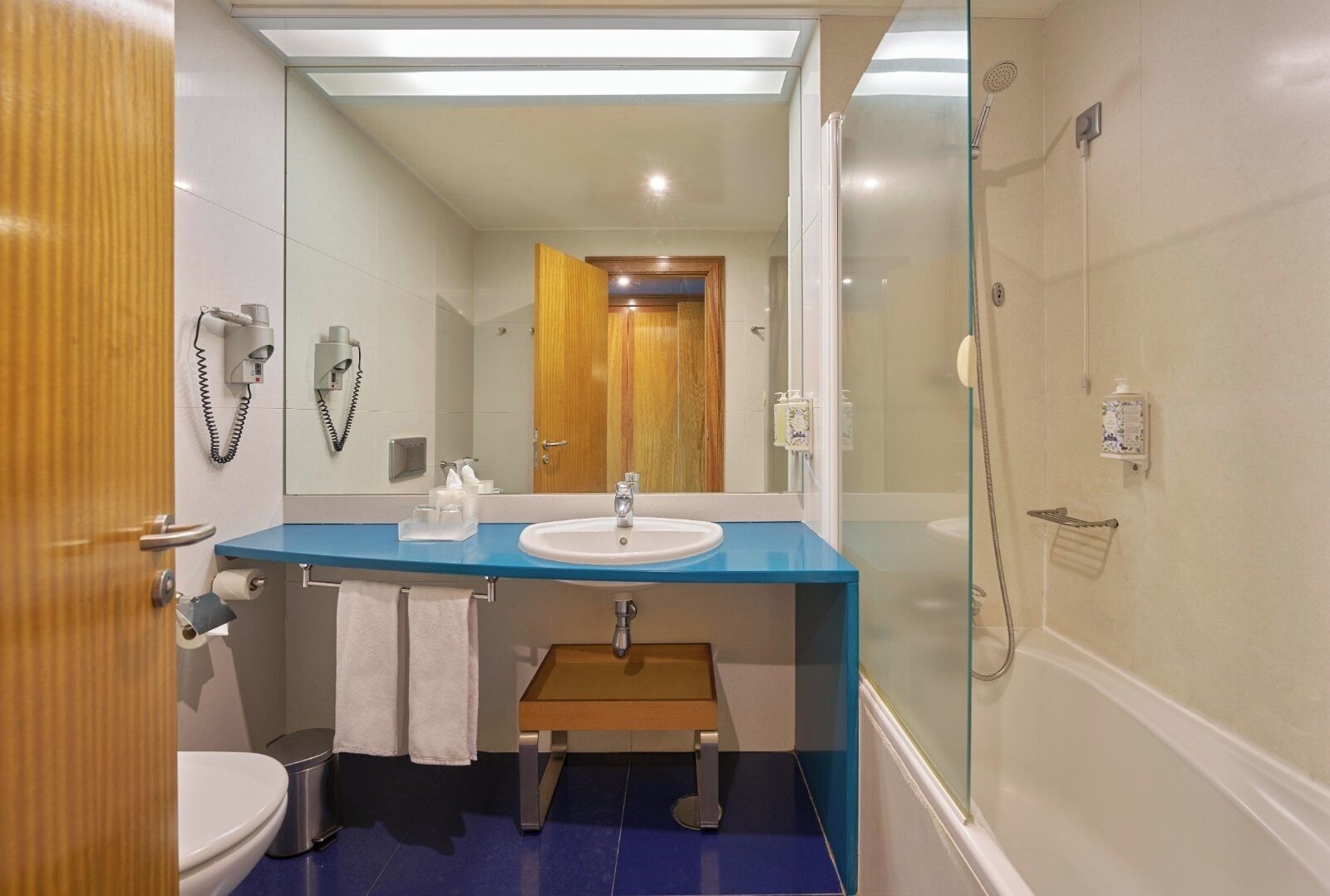 combined shower/bathtub, hair dryer, bidet, towels