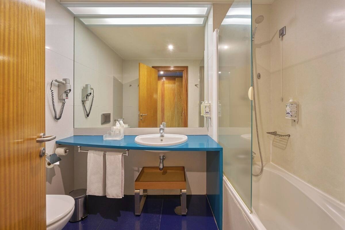 combined shower/bathtub, hair dryer, bidet, towels