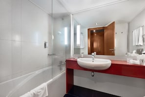Combined shower/bathtub, hair dryer, bidet, towels