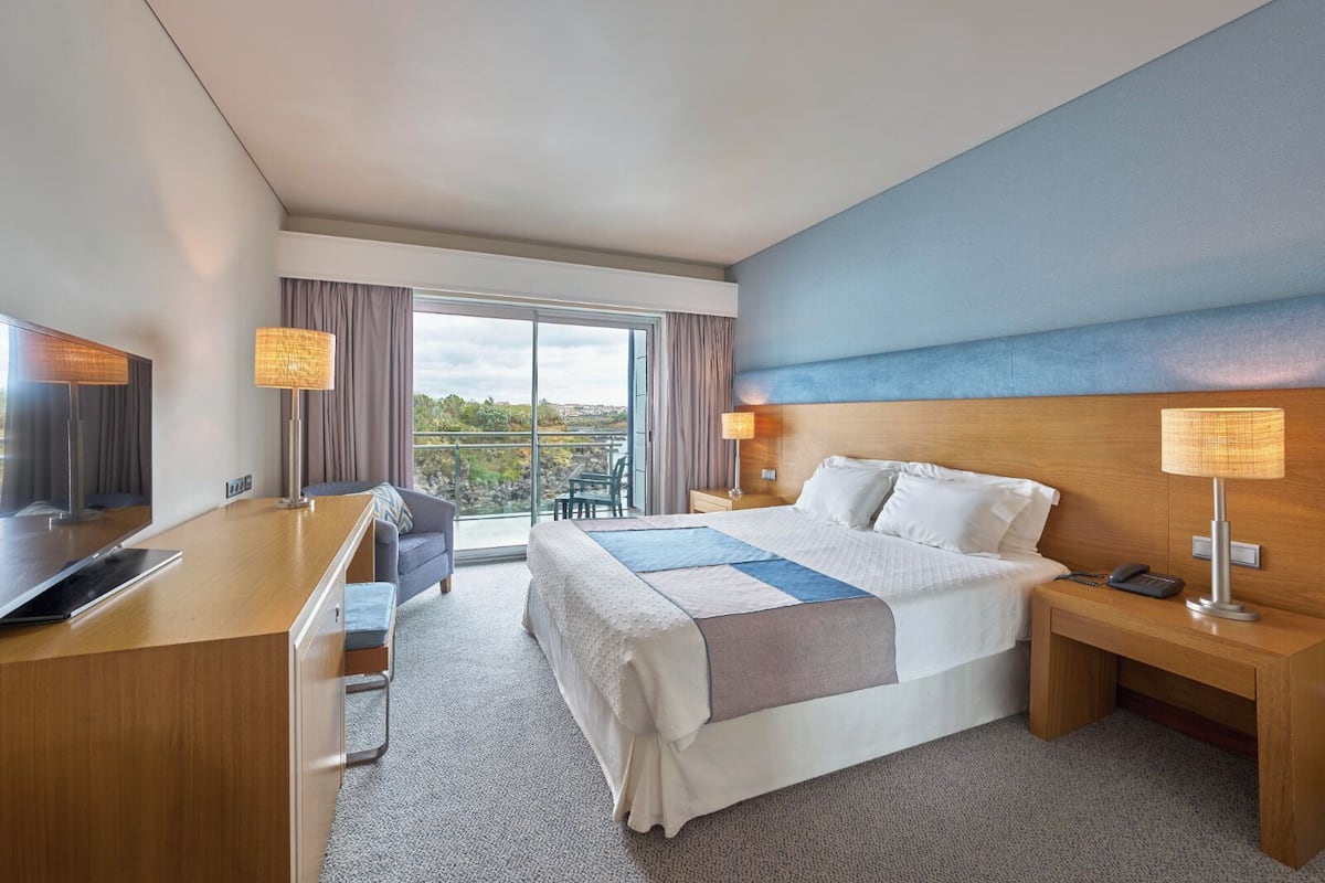 1 bedroom, hypo-allergenic bedding, minibar, in-room safe