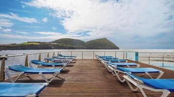 Una piscina techada, una piscina al aire libre