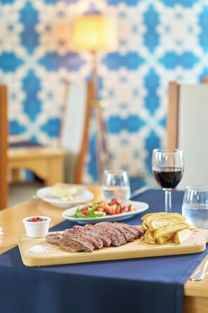 Lunch and dinner served - Hotel Do Caracol (Angra do Heroismo)