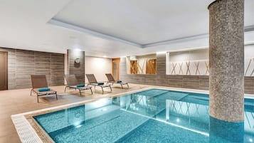 Piscina coperta, piscina all'aperto, lettini