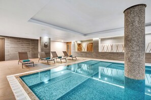 Kolam renang indoor dan kolam renang outdoor, dengan kursi berjemur