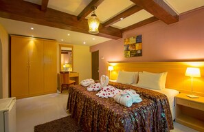 Sviitti | Pillowtop-patjalliset sängyt, minibaari, silitysrauta/-lauta