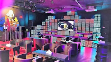 2 bars/lounges, café, sportbar