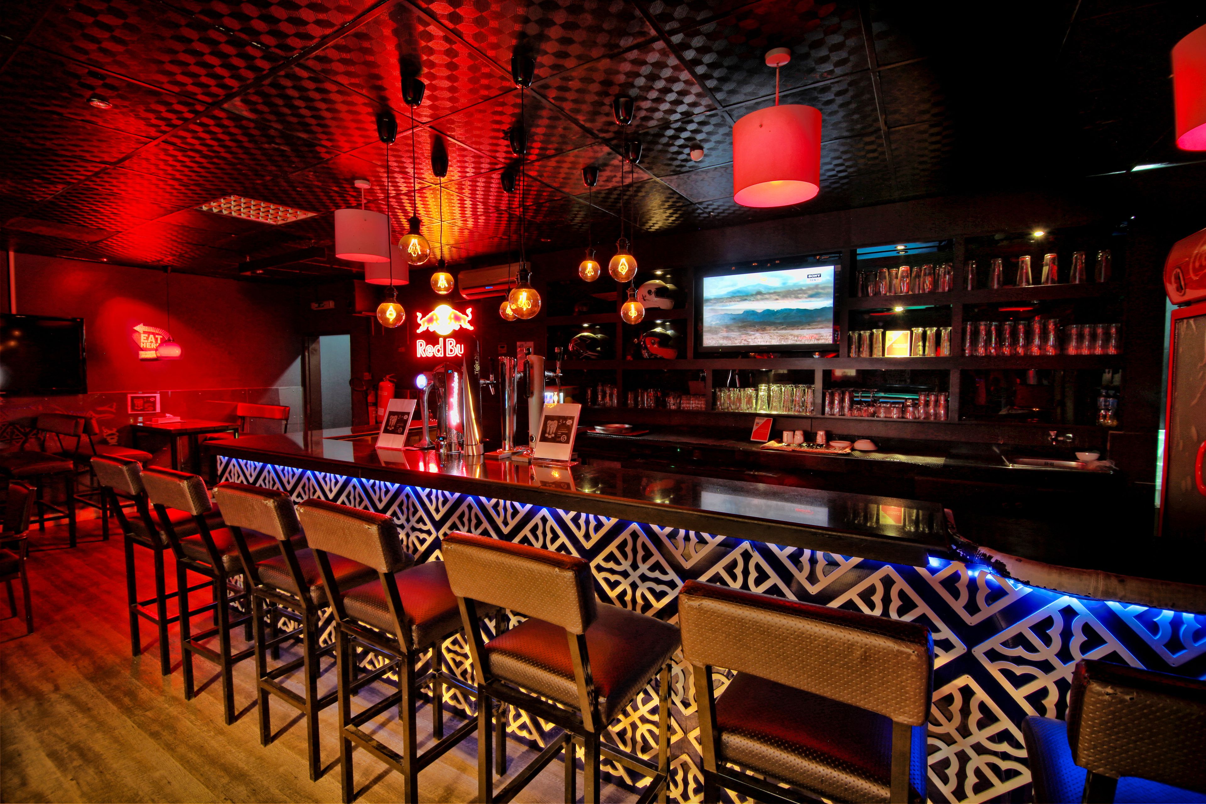 2 bars/lounges, pub, sports bar