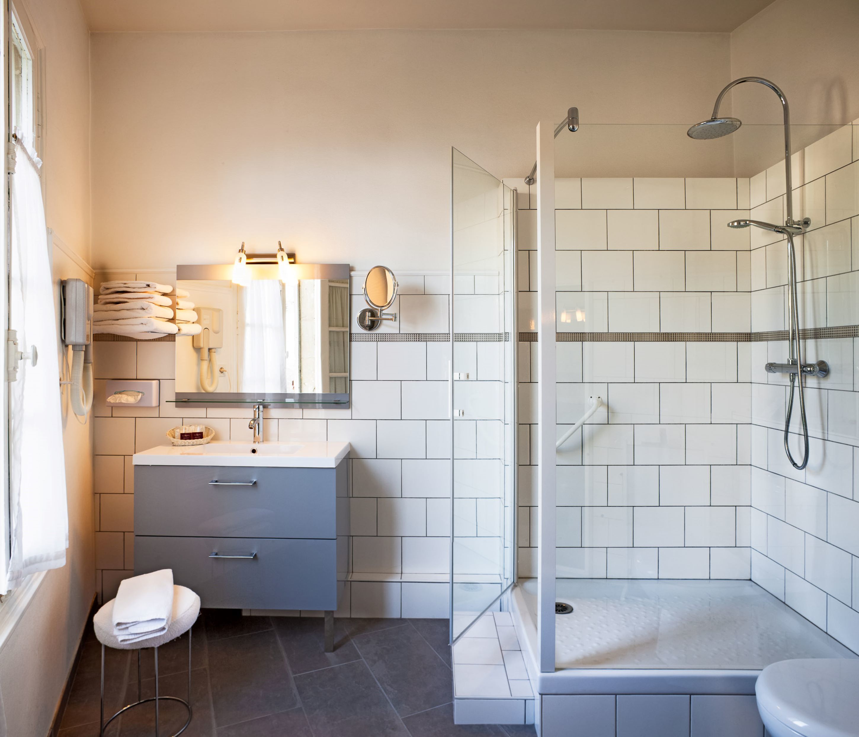 combined shower/bathtub, free toiletries, hair dryer, towels