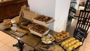 A buffet table with various baked goods, including bread, pastries, and cookies. - Logis Hôtel Le Plantagenêt (Chinon)