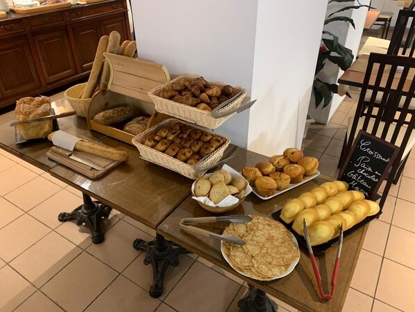 Daily buffet breakfast (EUR 12 per person) - Logis Hôtel Le Plantagenêt (Chinon)
