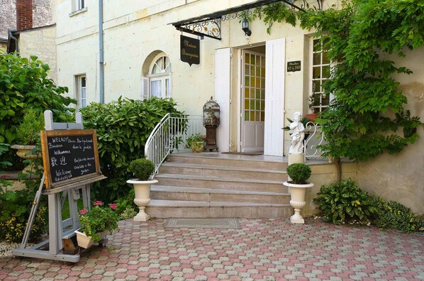 Courtyard - Logis Hôtel Le Plantagenêt (Chinon)