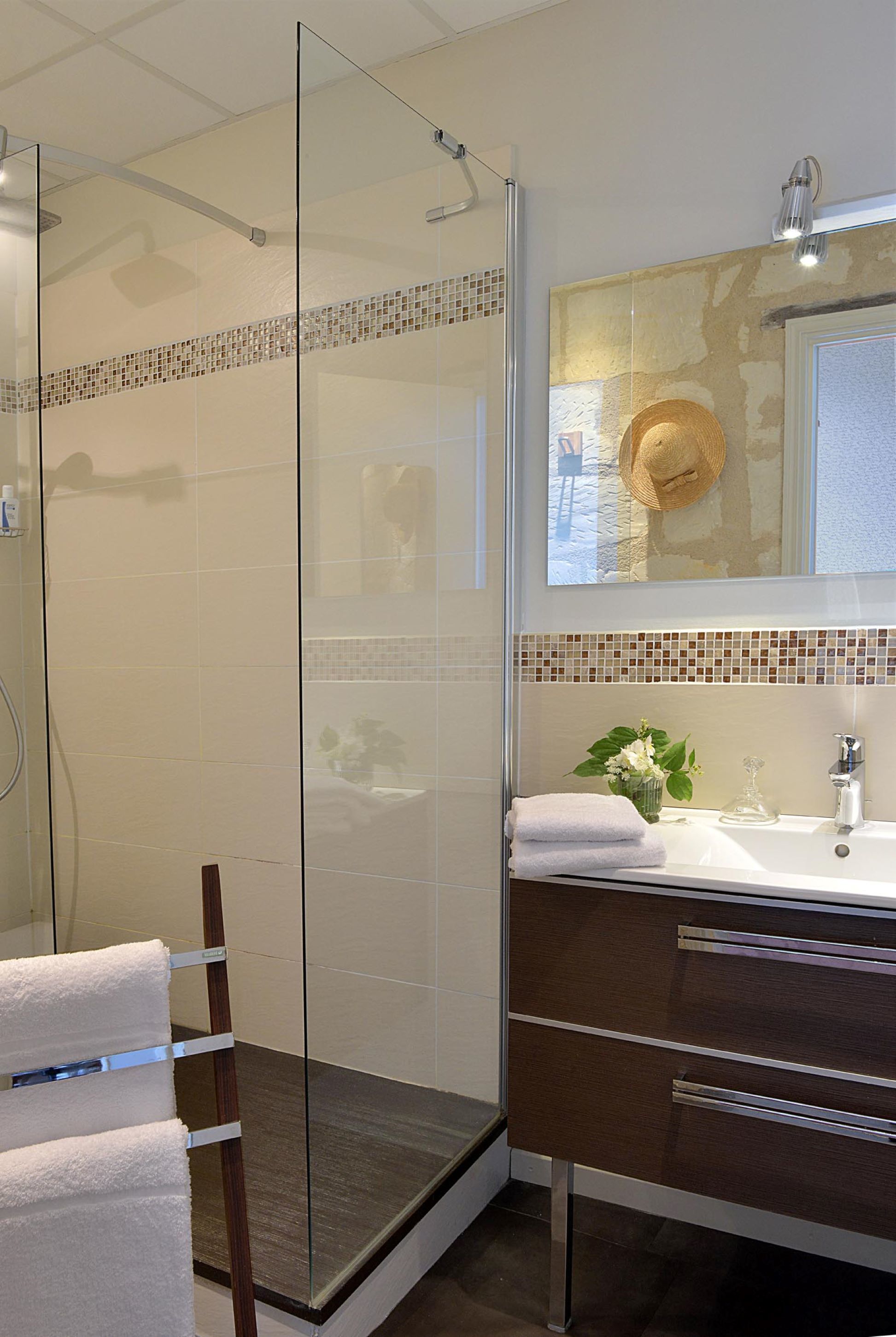 combined shower/bathtub, free toiletries, hair dryer, towels