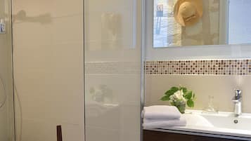Combined shower/tub, free toiletries, hair dryer, towels
