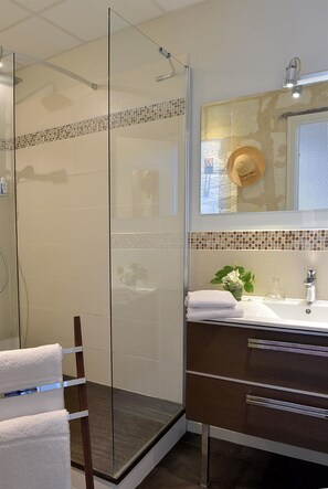 Een bad/douchecombinatie, gratis toiletartikelen, een haardroger