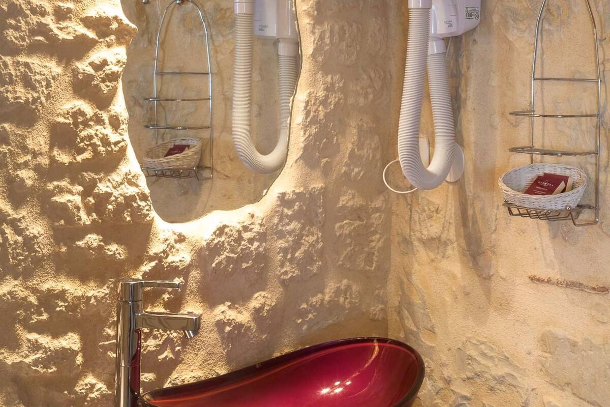 combined shower/bathtub, free toiletries, hair dryer, towels