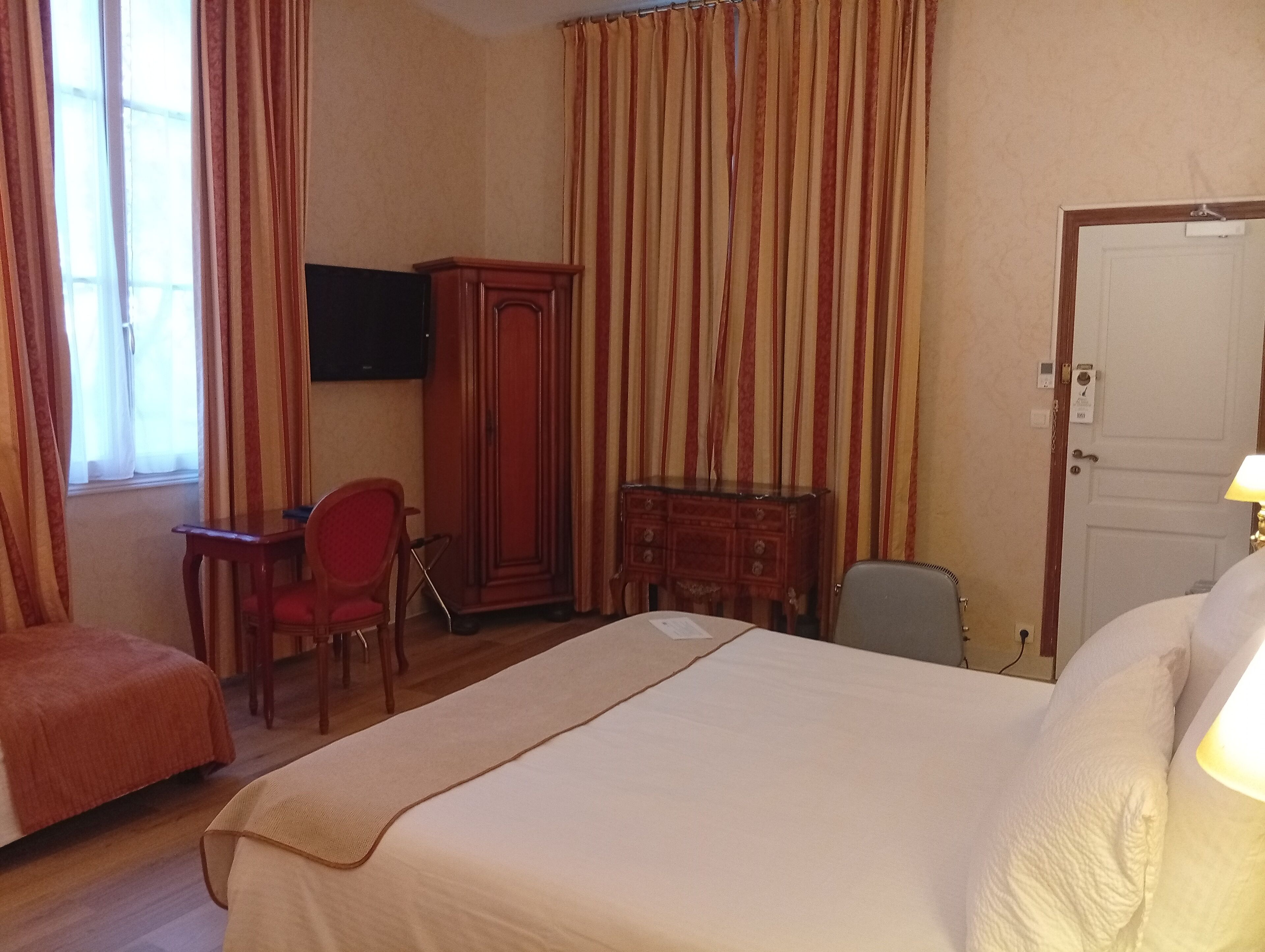 Premium bedding, Select Comfort beds, in-room safe, desk