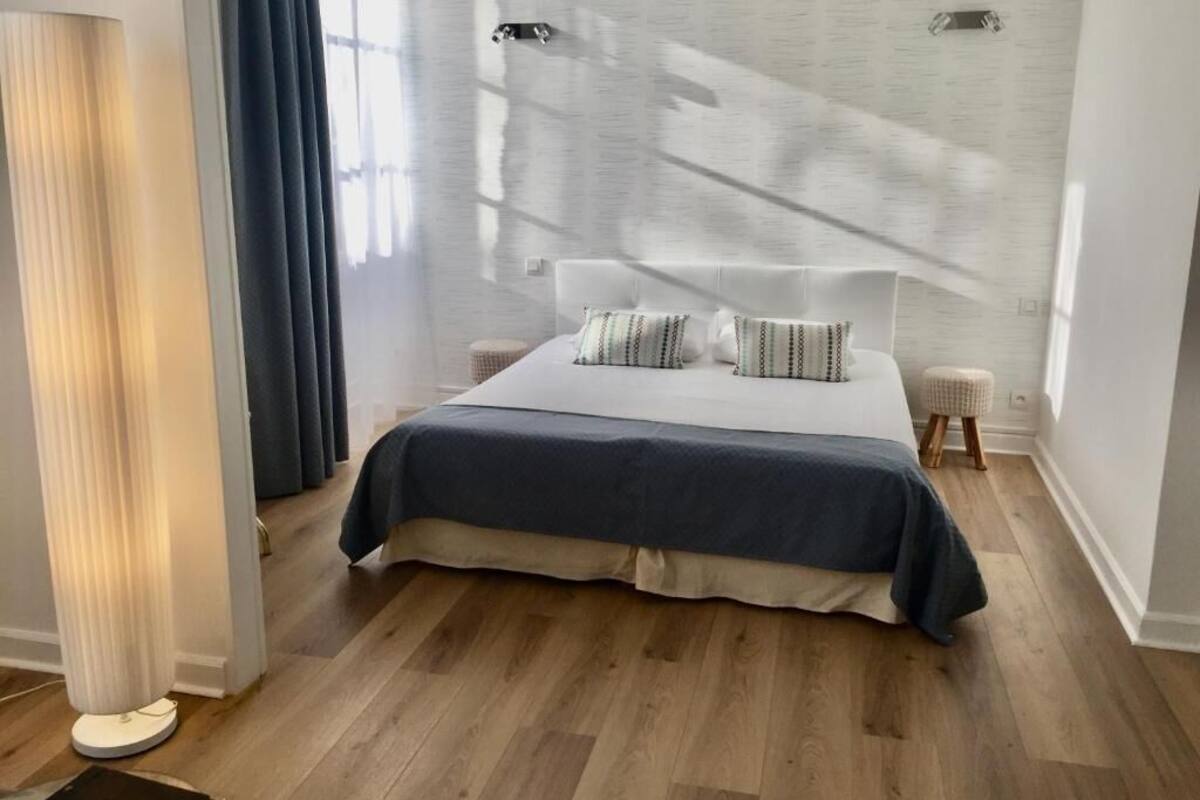 Hochwertige Bettwaren, Select-Comfort-Betten, Zimmersafe, Schreibtisch