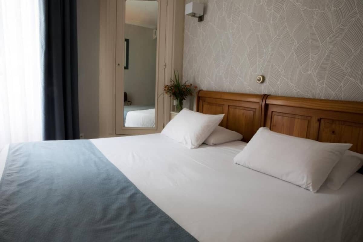 Hochwertige Bettwaren, Select-Comfort-Betten, Zimmersafe, Schreibtisch