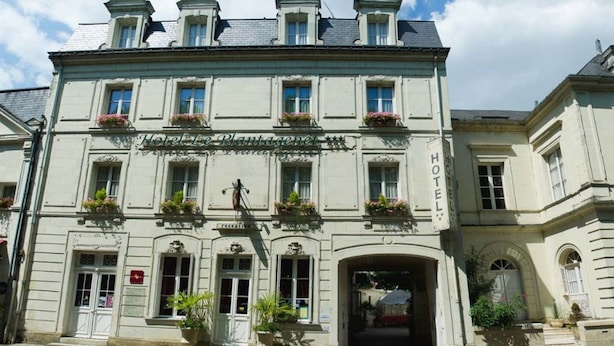 A historic building with a central entrance, multiple windows, and a sign indicating it is a hotel. - Logis Hôtel Le Plantagenêt (Chinon)