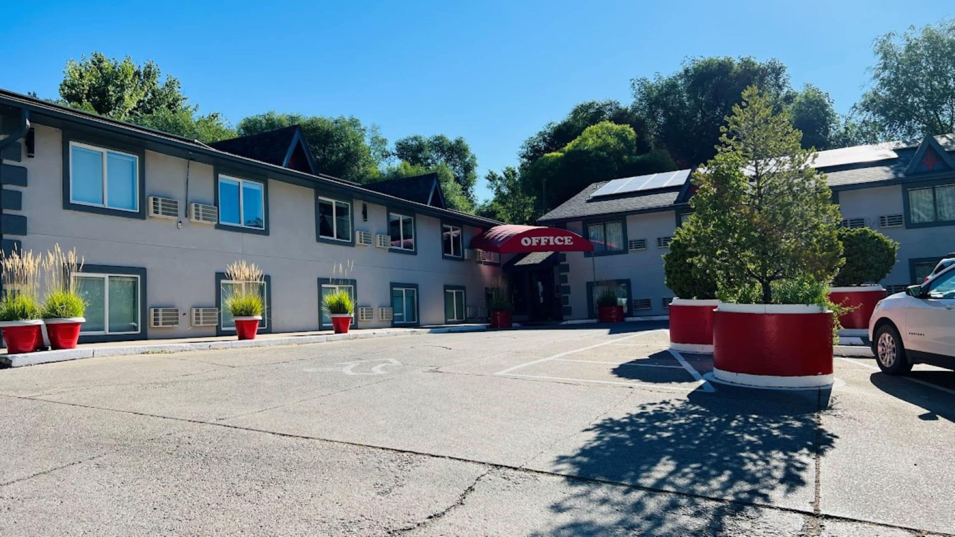 Un hotel con toldo rojo que dice 